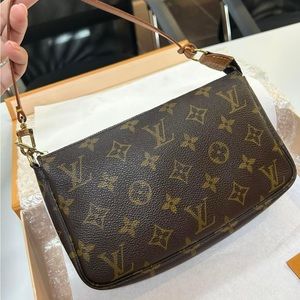 💓 💓💕AUTHENTIC LOUIS VUITTON MONOGRAM POCHETTE CLUTCH BAG💓💓